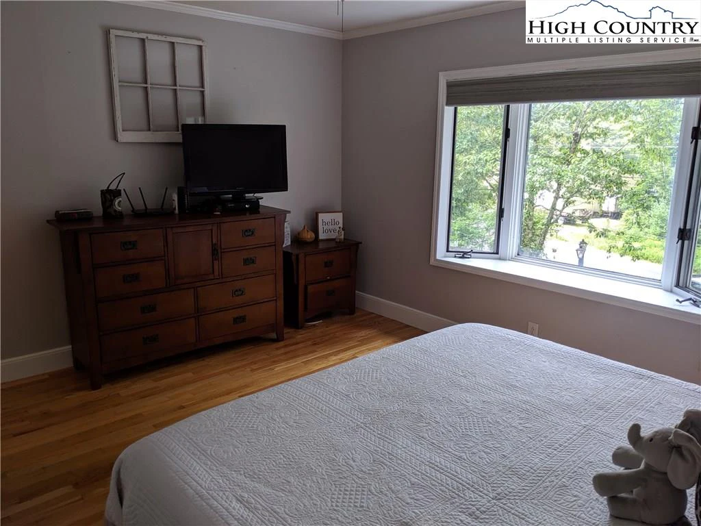 Image number 19 for the current listing