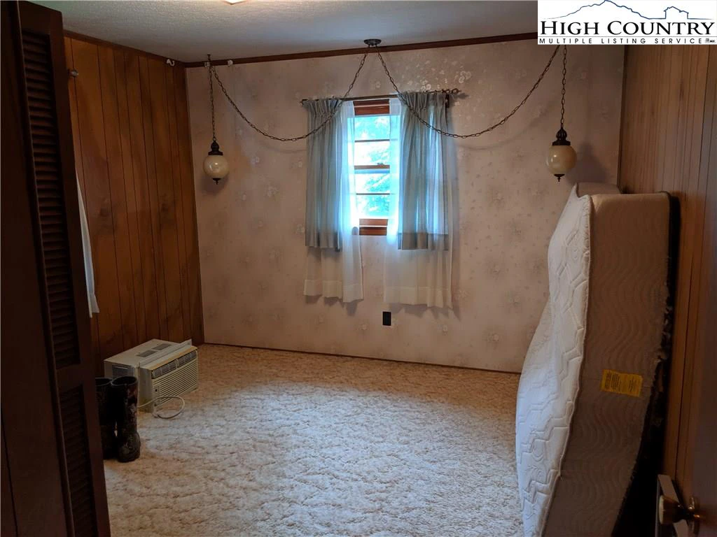 Image number 14 for the current listing