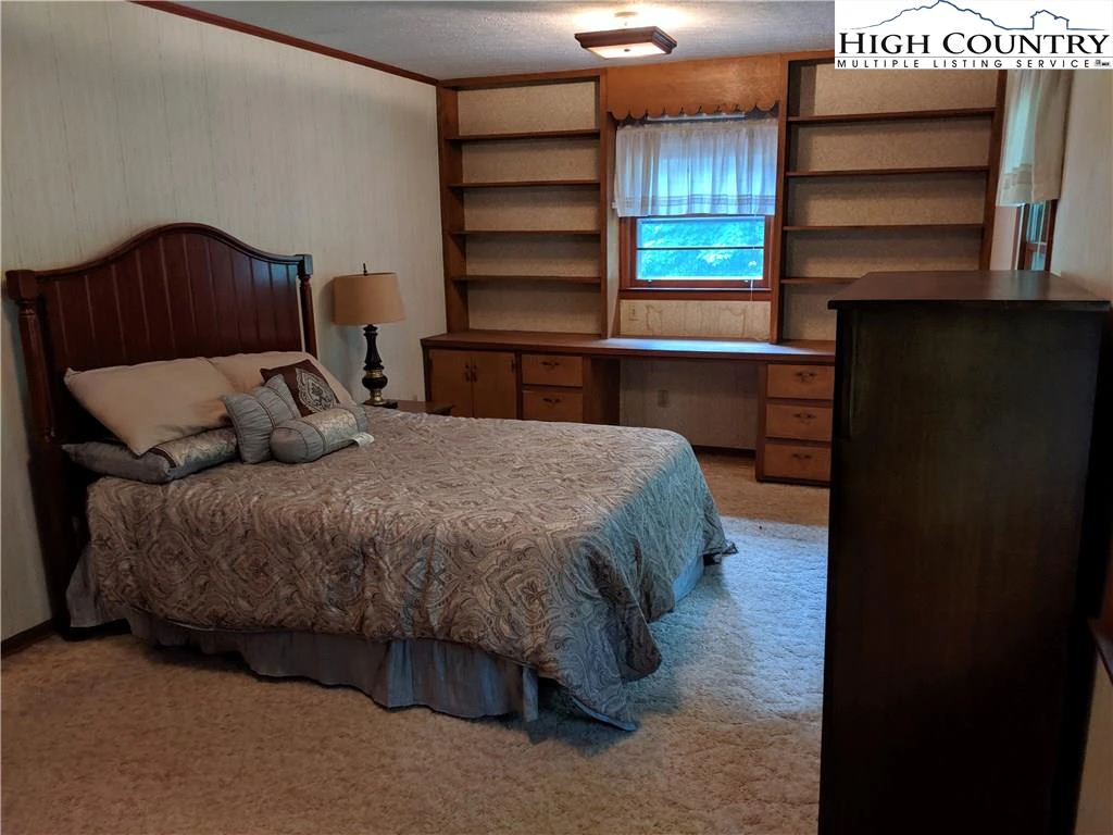 Image number 13 for the current listing
