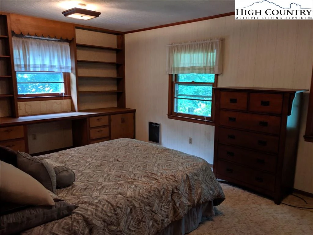 Image number 11 for the current listing