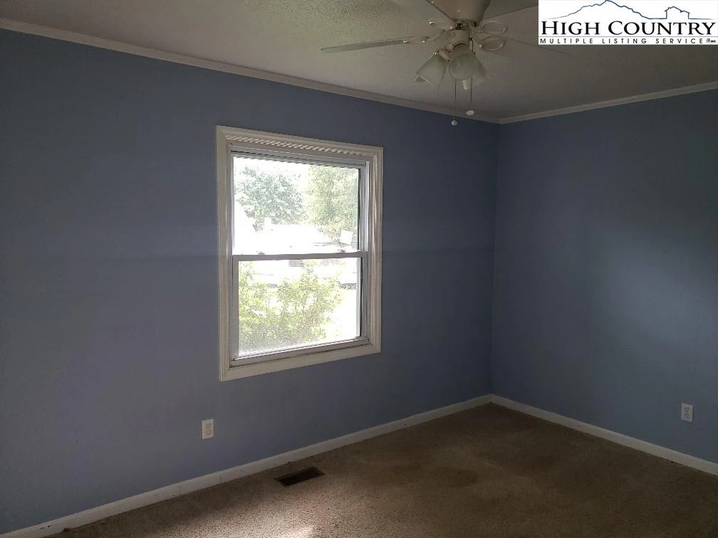 Image number 4 for the current listing
