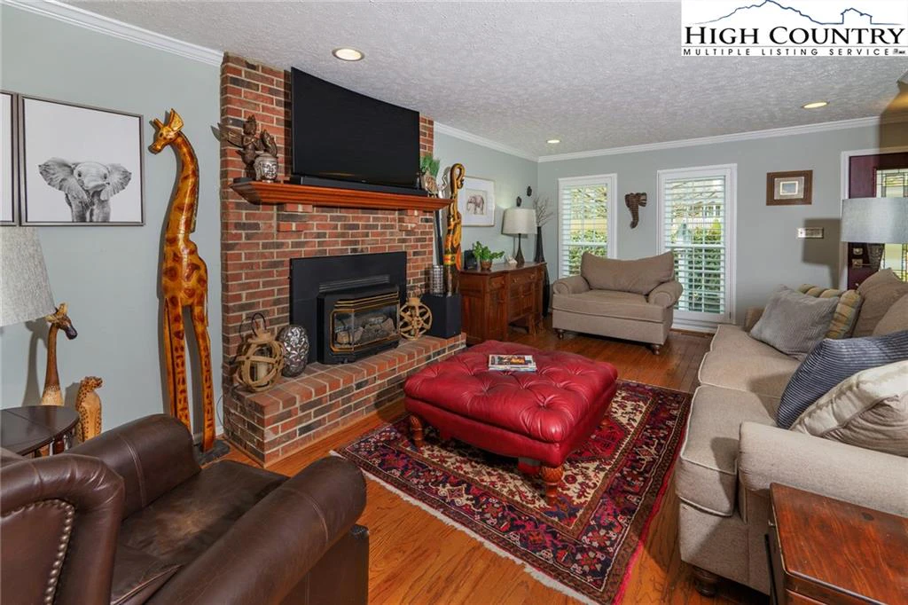Image number 3 for the current listing