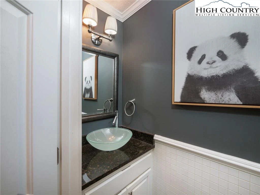 Image number 6 for the current listing