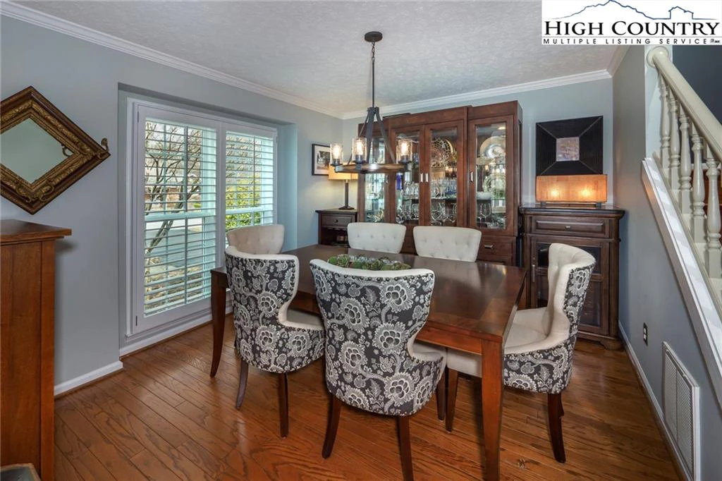 Image number 8 for the current listing