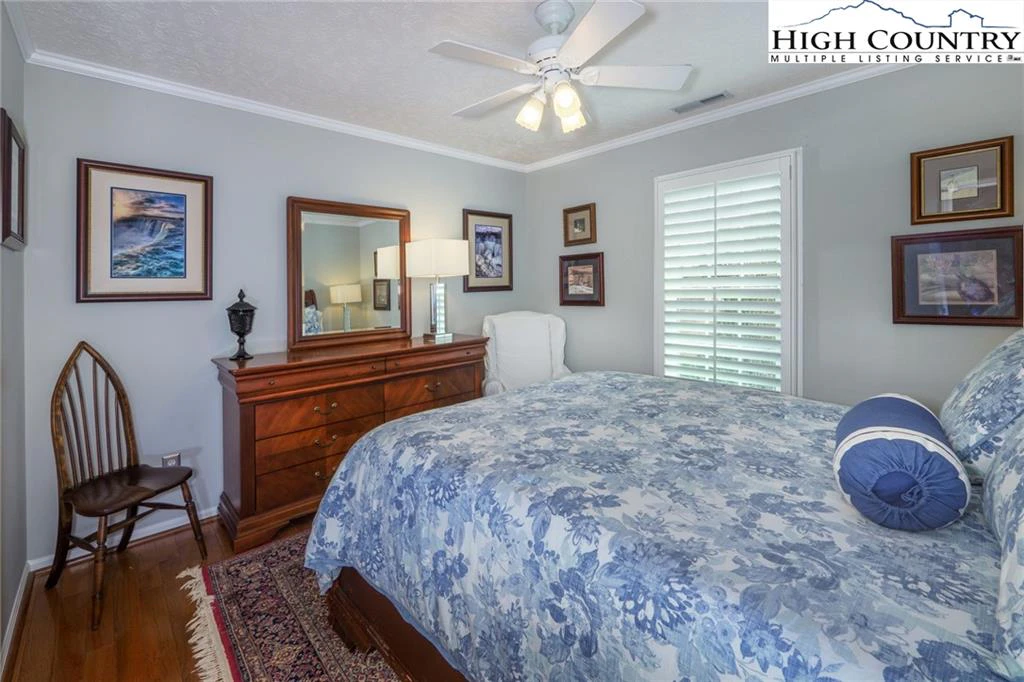 Image number 13 for the current listing