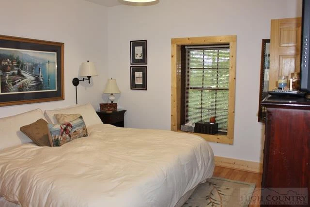 Image number 14 for the current listing
