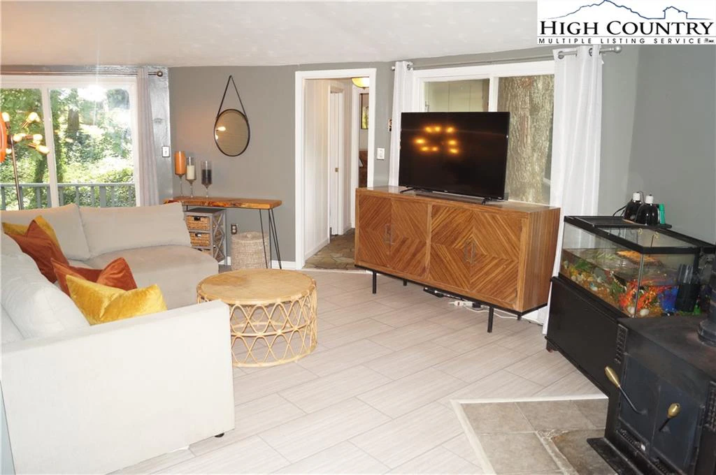 Image number 2 for the current listing