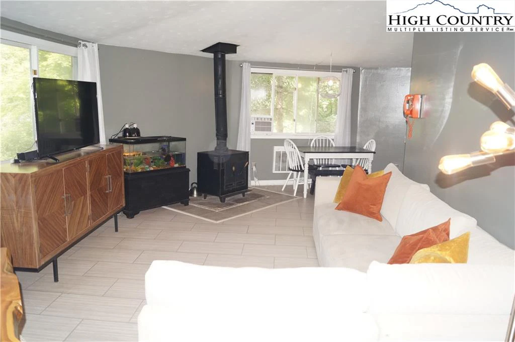 Image number 13 for the current listing