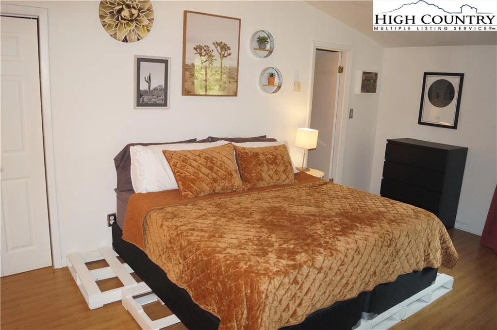 Image number 9 for the current listing