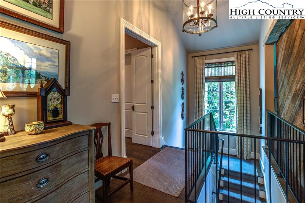 Image number 3 for the current listing