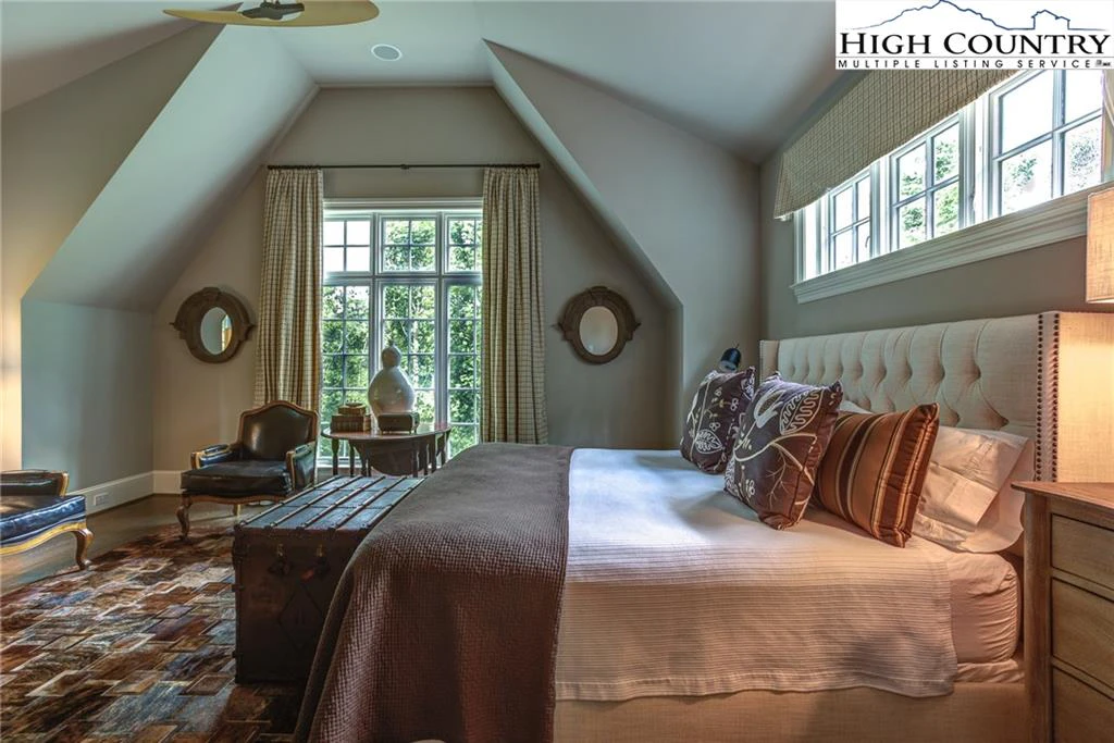 Image number 4 for the current listing