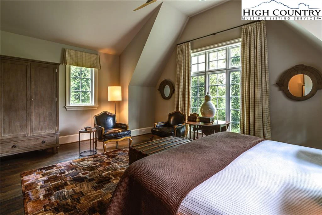 Image number 5 for the current listing