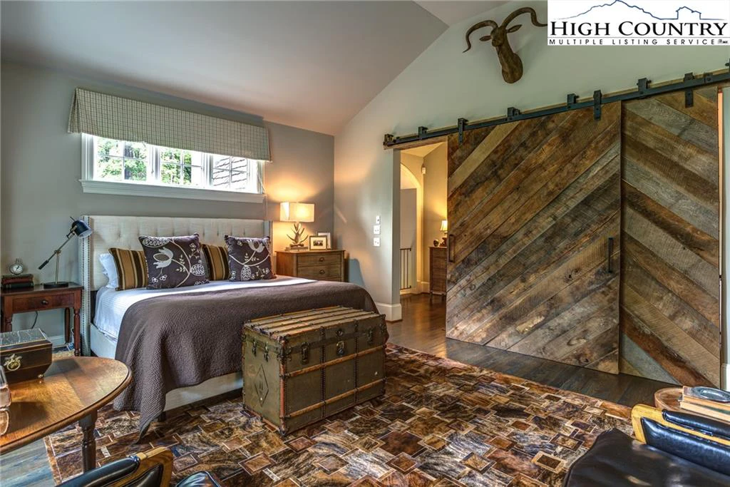 Image number 8 for the current listing