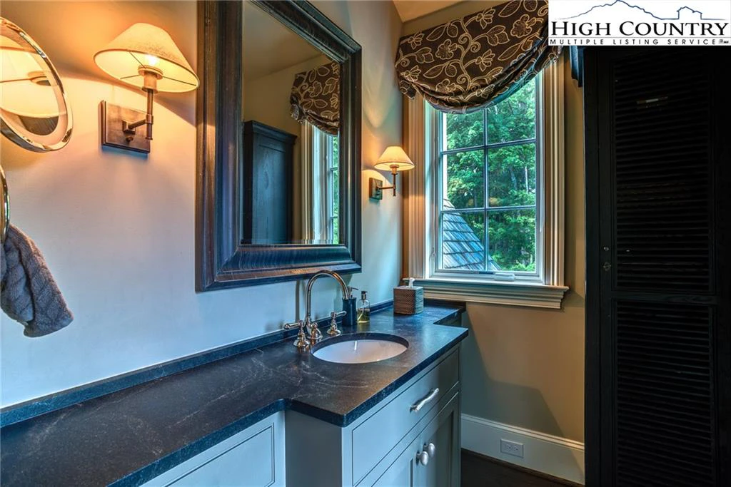 Image number 9 for the current listing