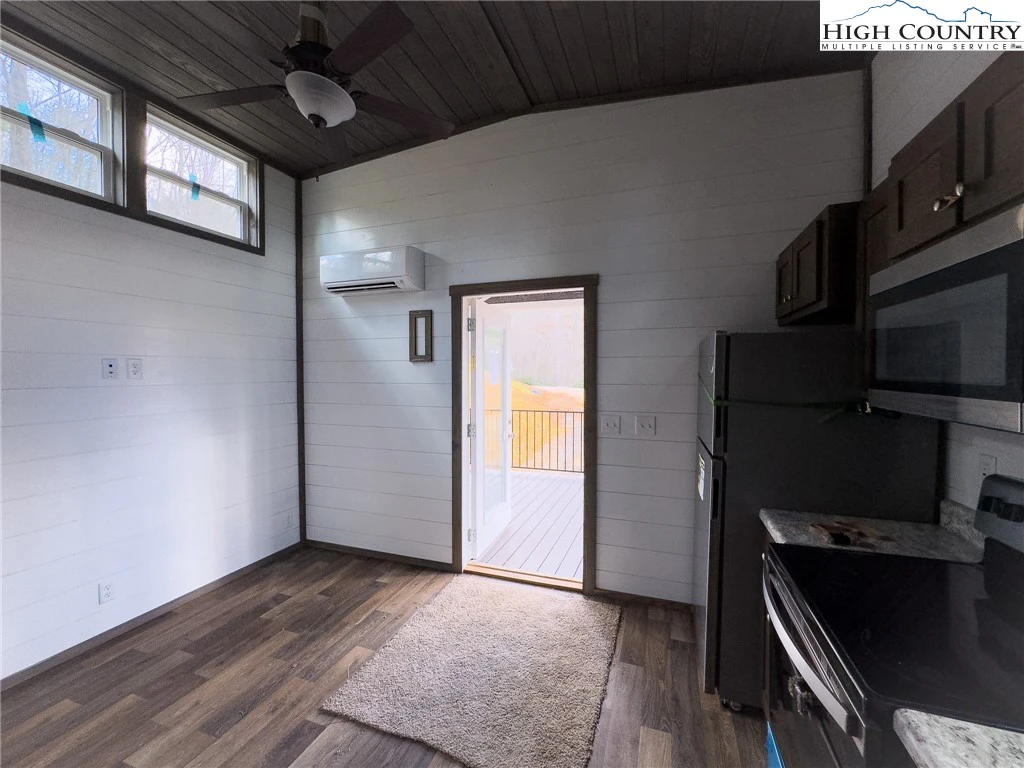 Image number 14 for the current listing