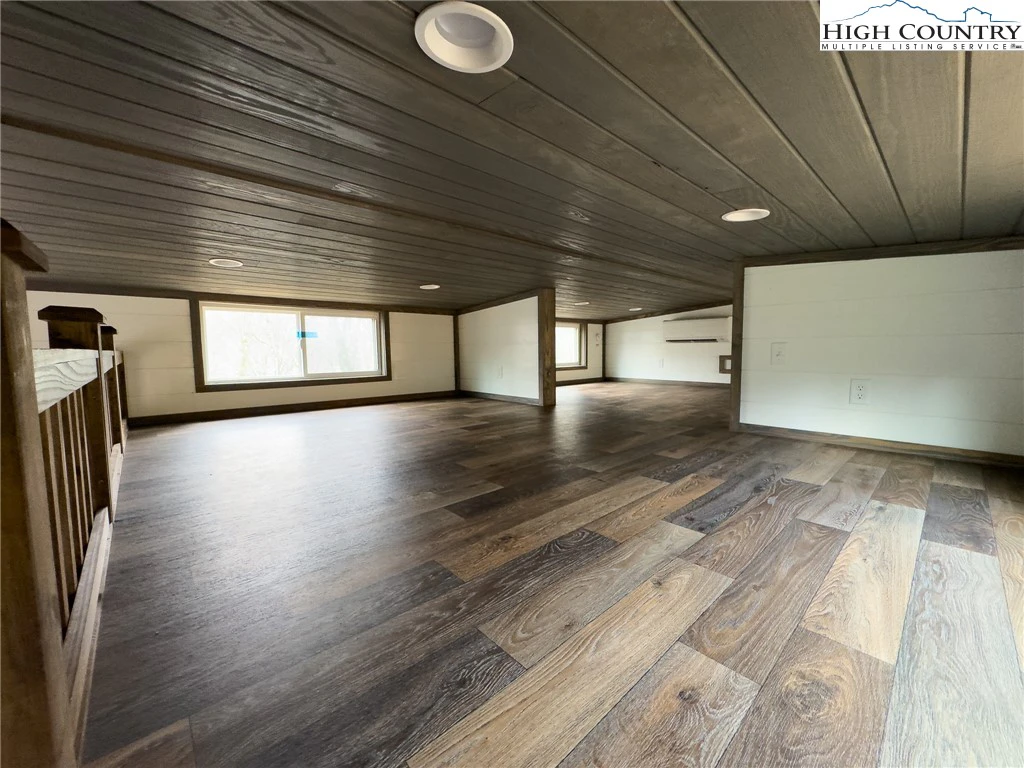 Image number 11 for the current listing