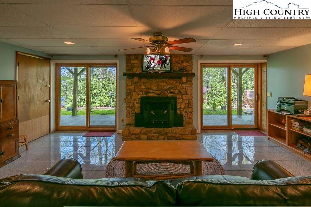 Image number 8 for the current listing