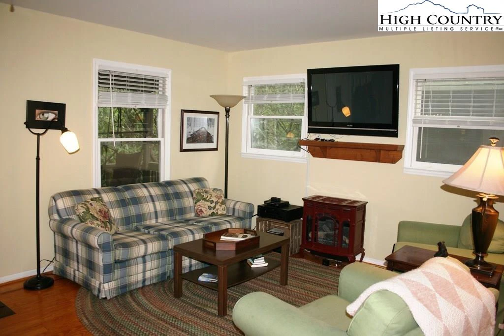 Image number 9 for the current listing