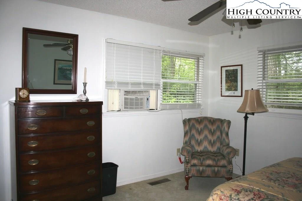 Image number 13 for the current listing