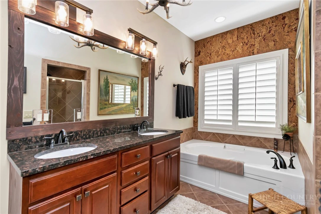 Image number 19 for the current listing
