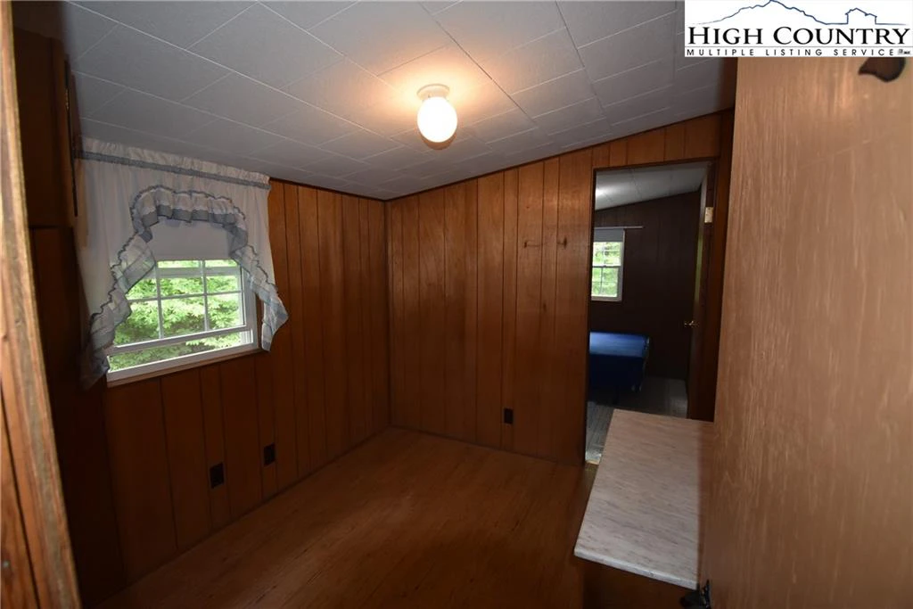 Image number 15 for the current listing