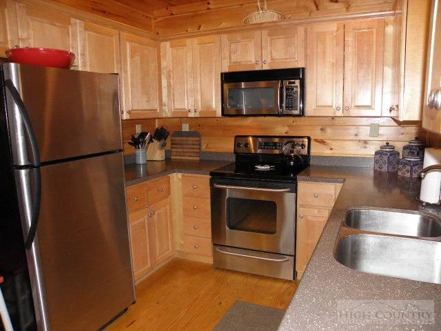 Image number 19 for the current listing