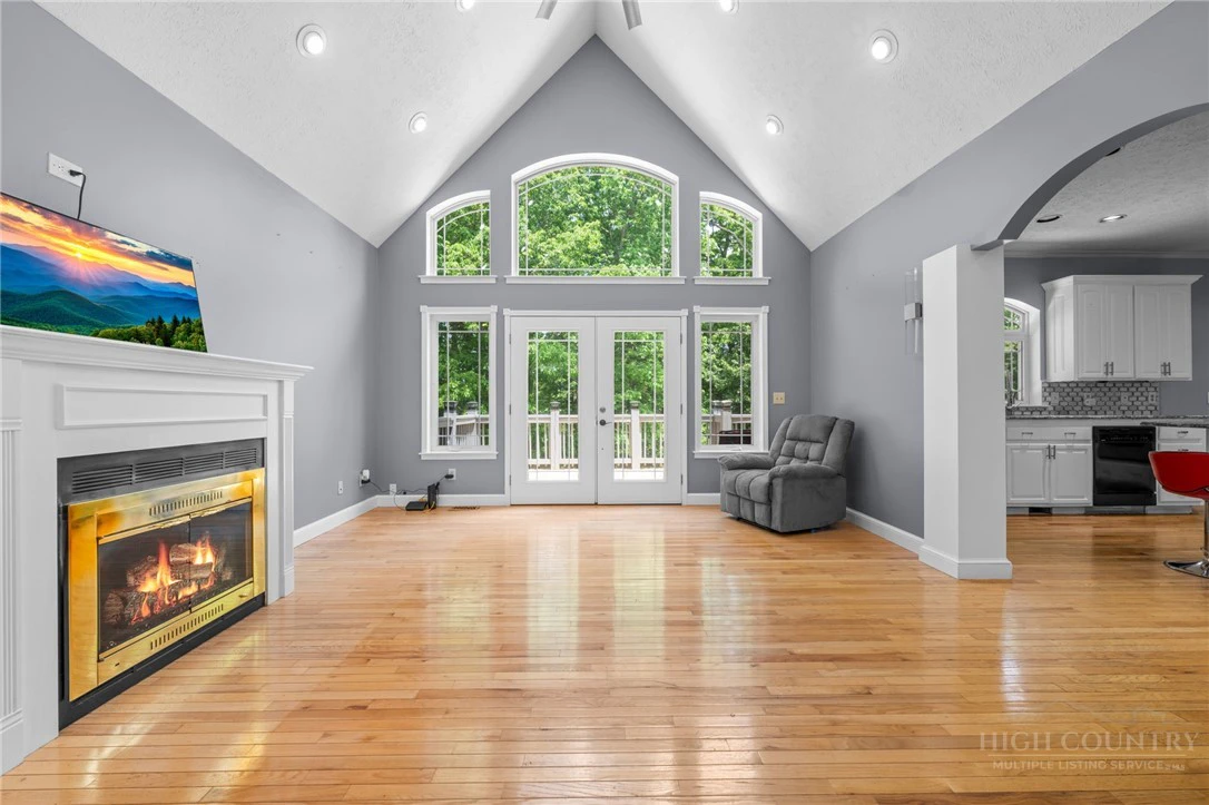 Image number 4 for the current listing