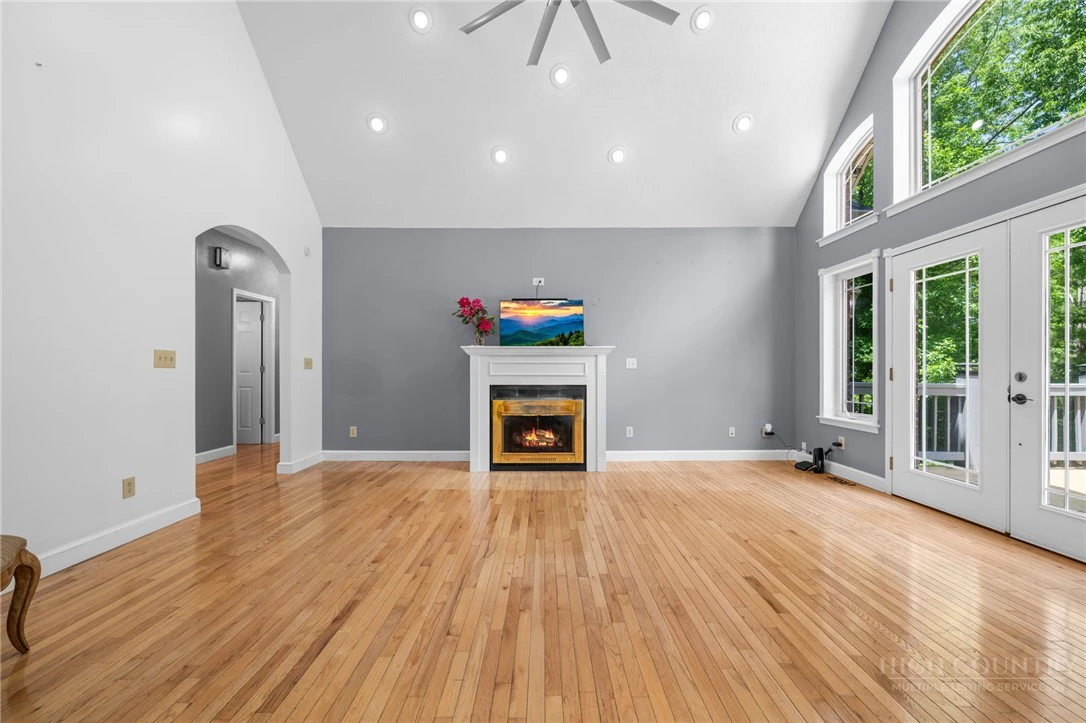 Image number 5 for the current listing