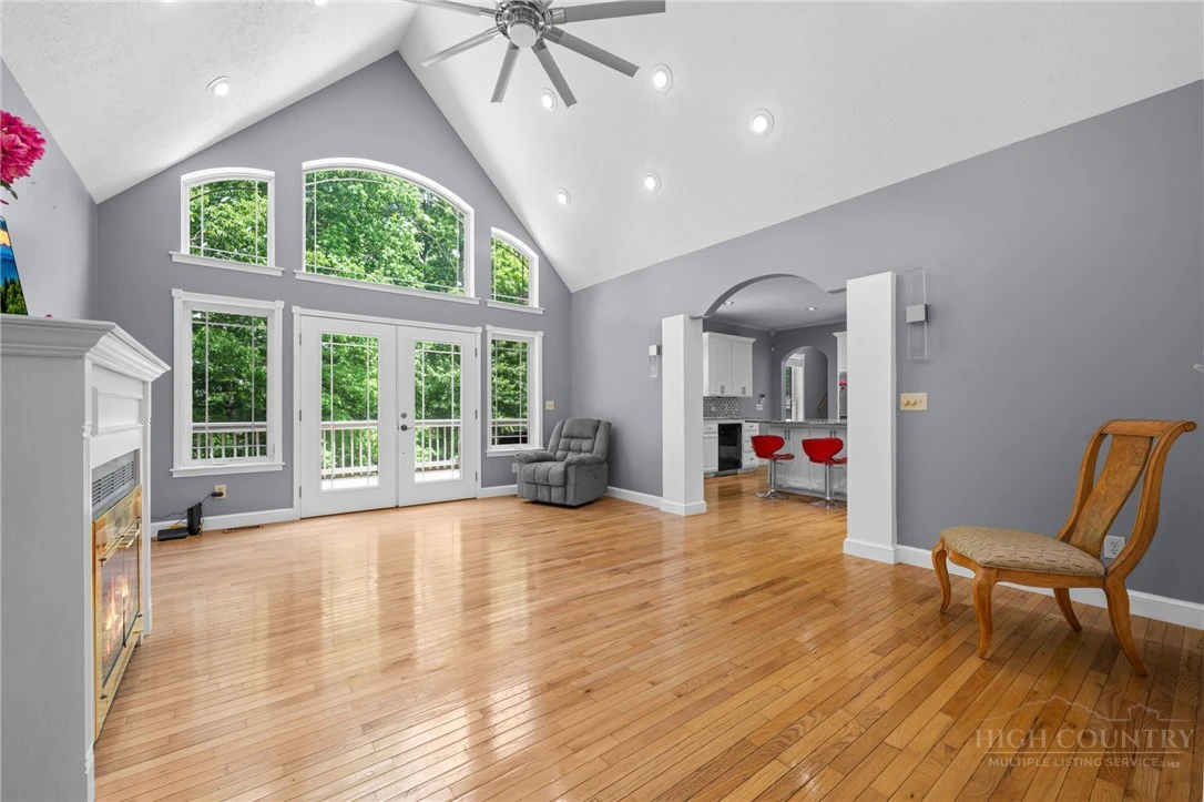 Image number 6 for the current listing