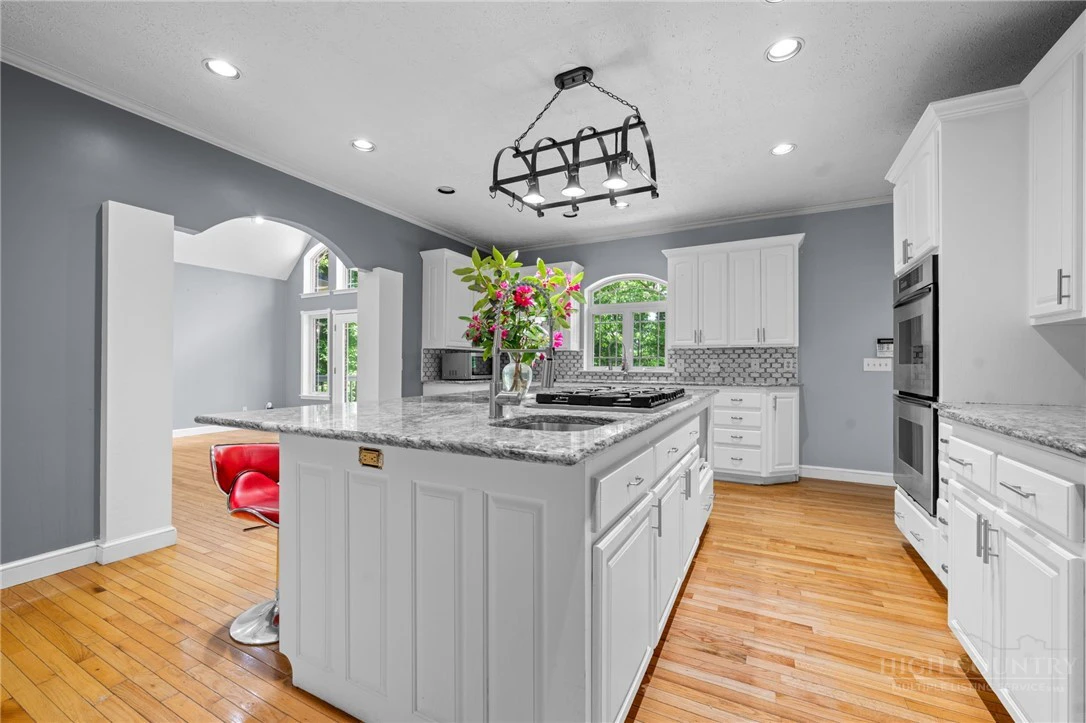 Image number 8 for the current listing