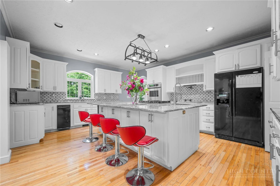 Image number 9 for the current listing