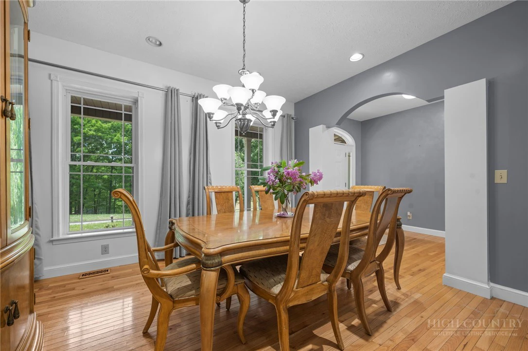 Image number 11 for the current listing