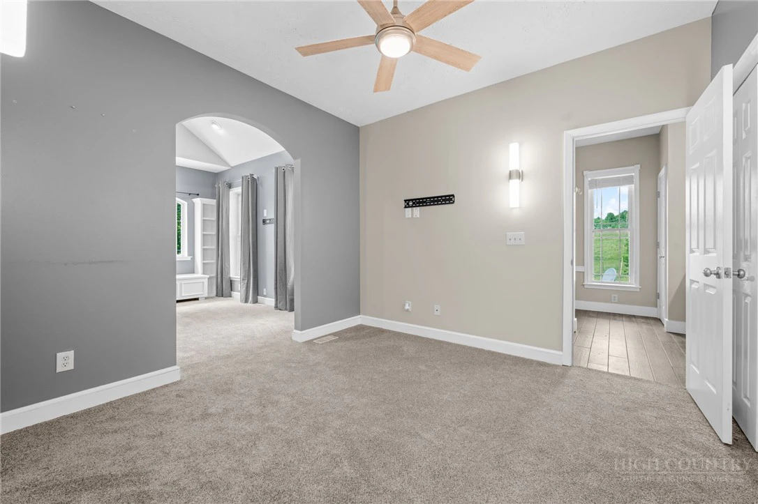 Image number 15 for the current listing