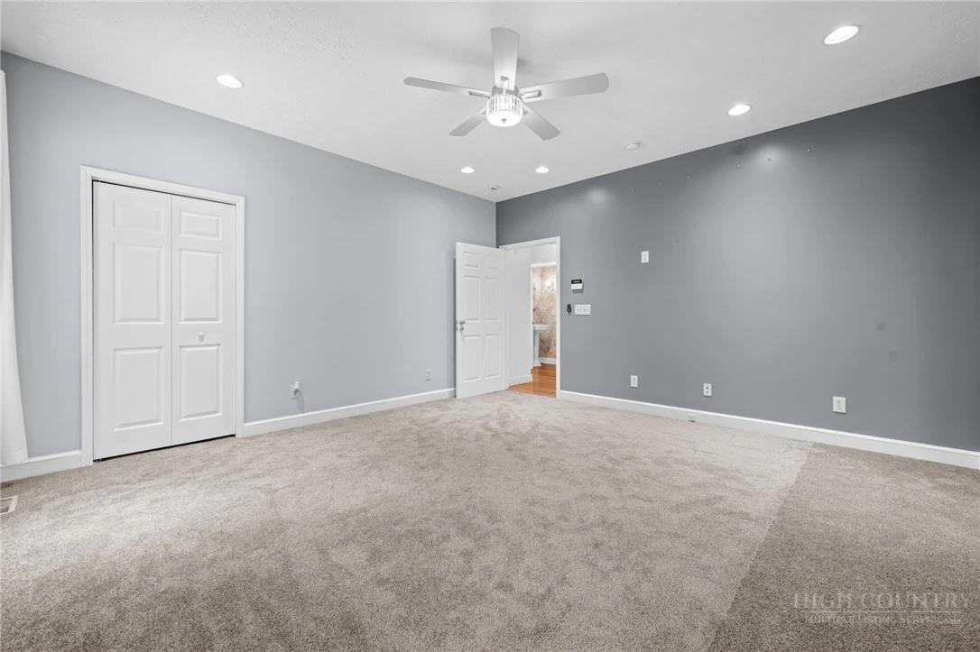 Image number 21 for the current listing