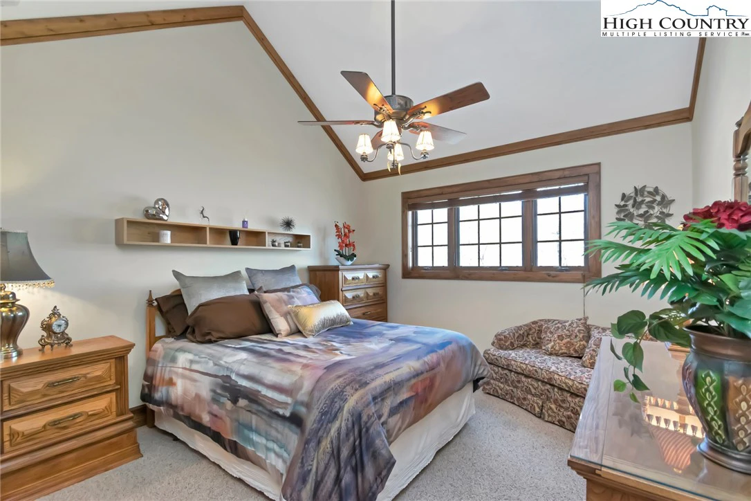 Image number 9 for the current listing