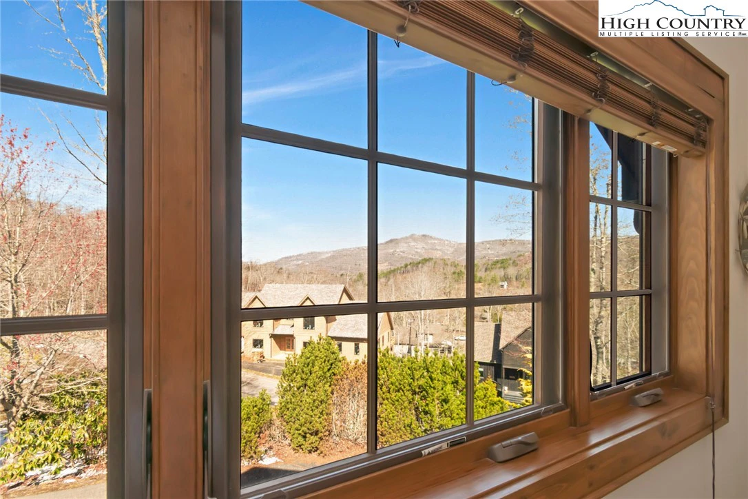 Image number 11 for the current listing