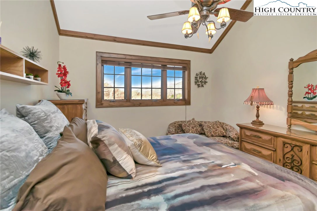 Image number 16 for the current listing