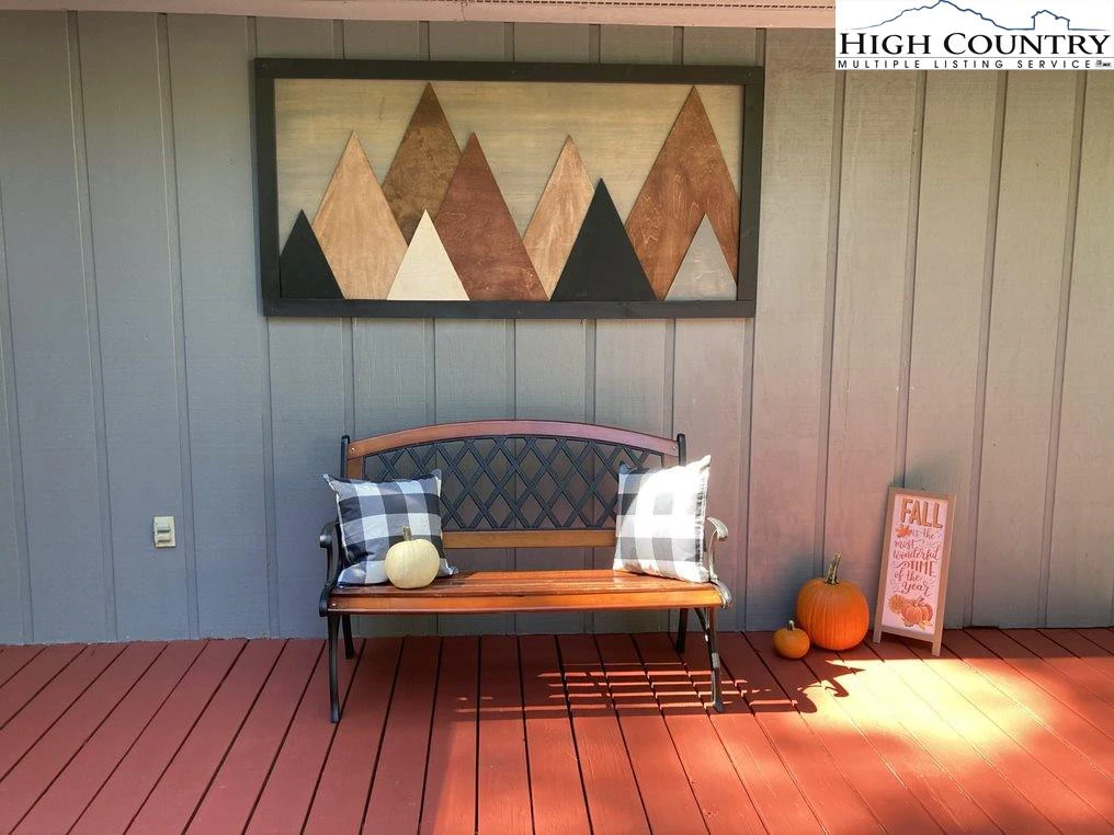 Image number 28 for the current listing