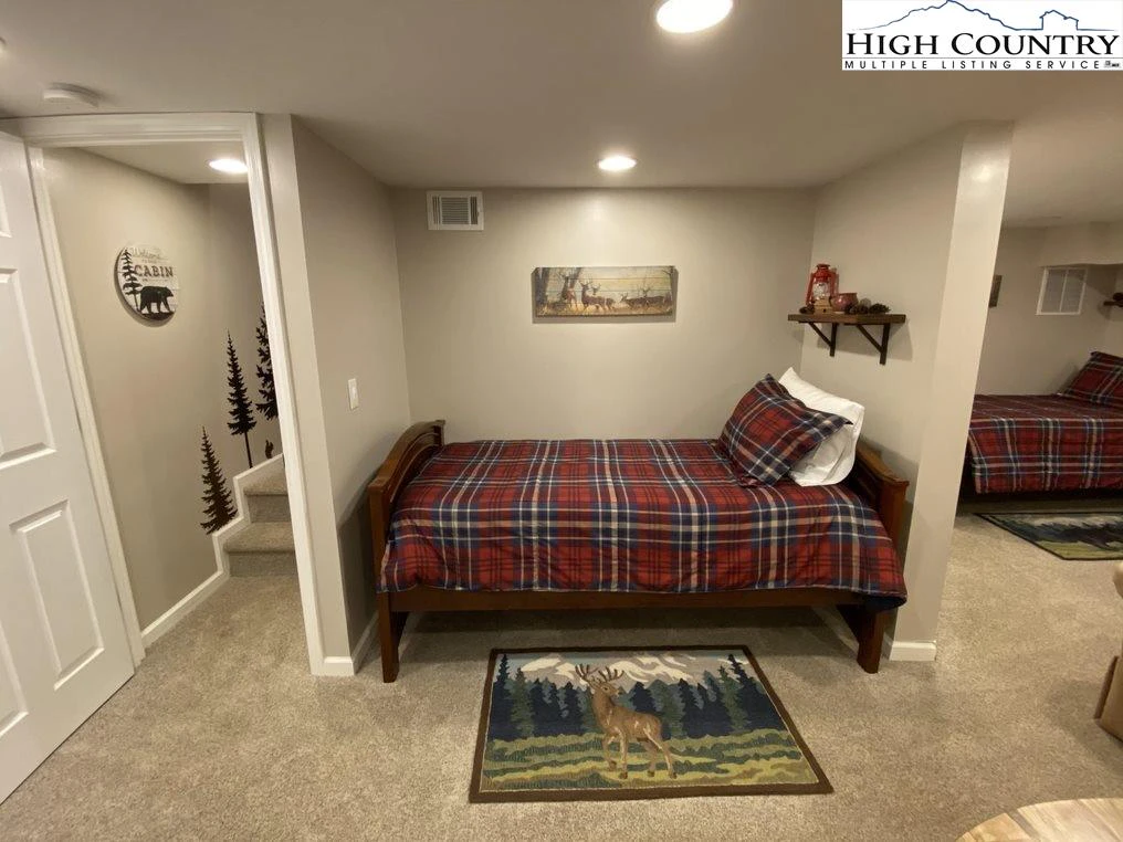 Image number 13 for the current listing