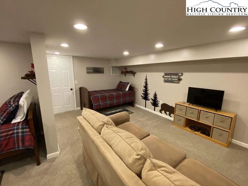Image number 2 for the current listing