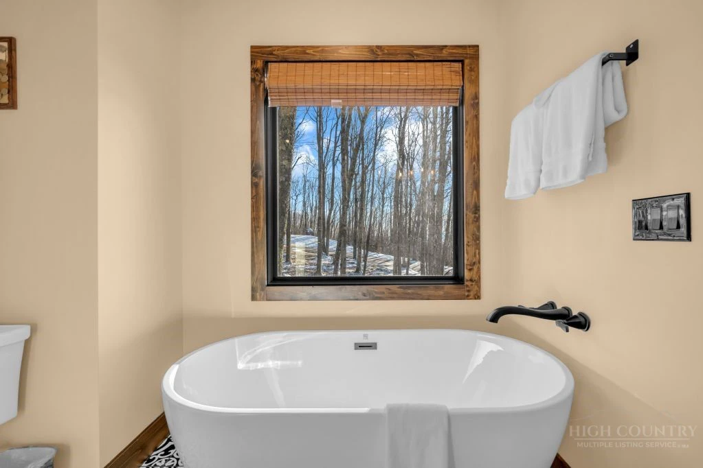 Image number 14 for the current listing