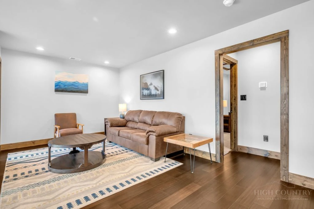 Image number 3 for the current listing