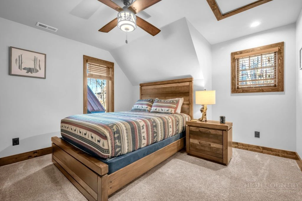 Image number 9 for the current listing