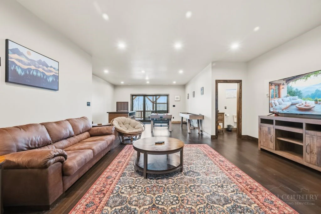 Image number 11 for the current listing