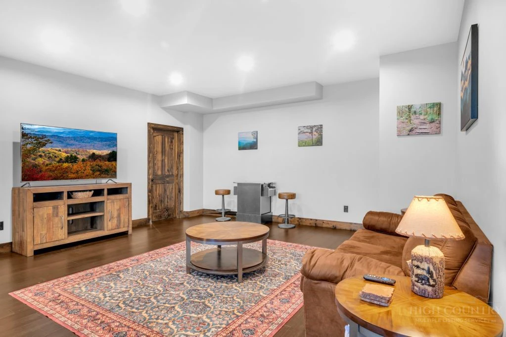 Image number 12 for the current listing