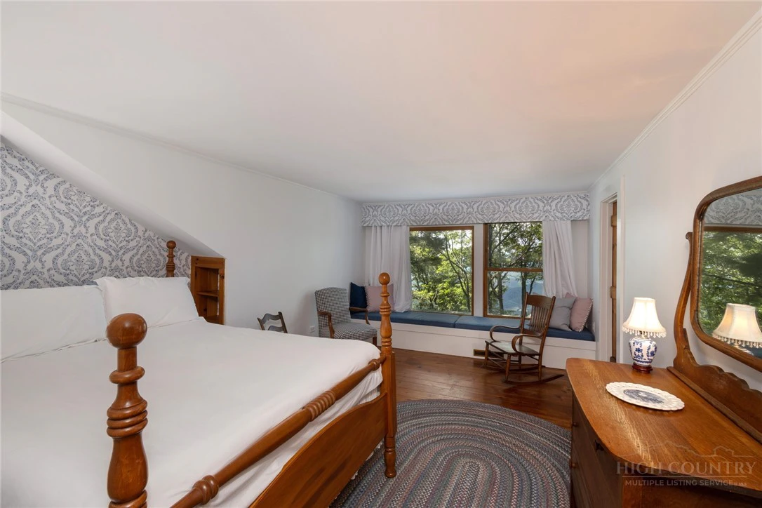 Image number 3 for the current listing