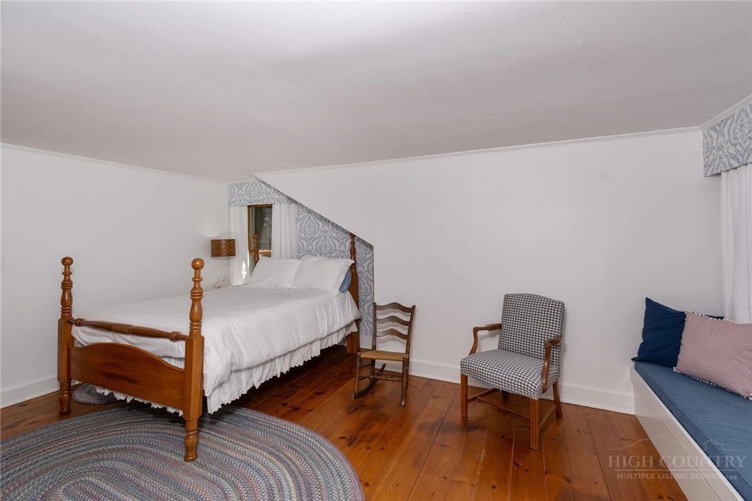 Image number 4 for the current listing