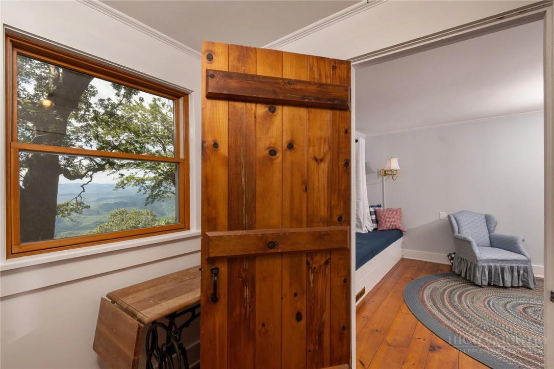 Image number 5 for the current listing