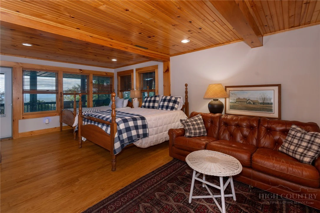 Image number 8 for the current listing