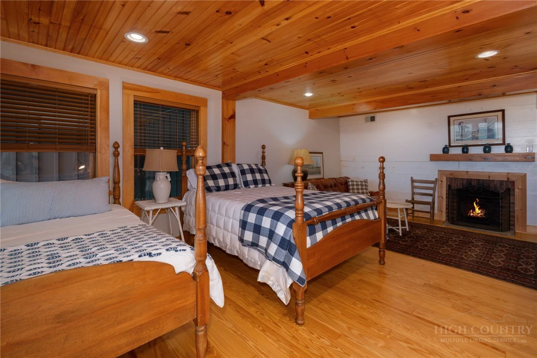 Image number 9 for the current listing